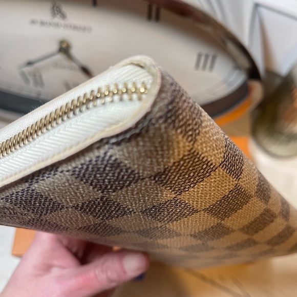 Louis Vuitton Damier Azur Long Zippered Wallet great condition Clean inside. - Picture 9 of 11